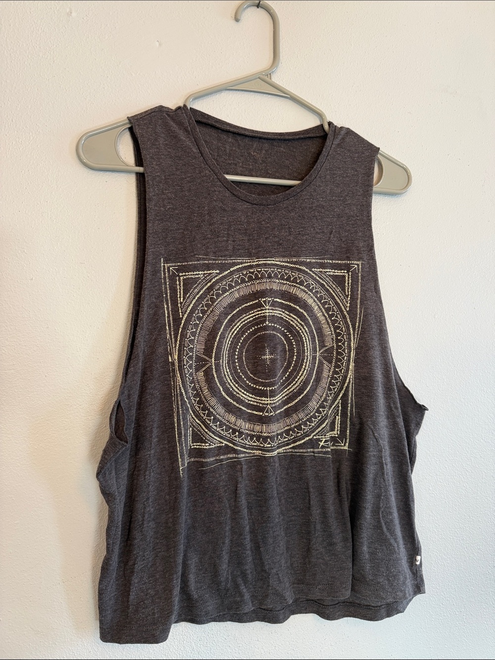 Roxy Charcoal Muscle Tee with Cream Geometric Graphic - size S/M
